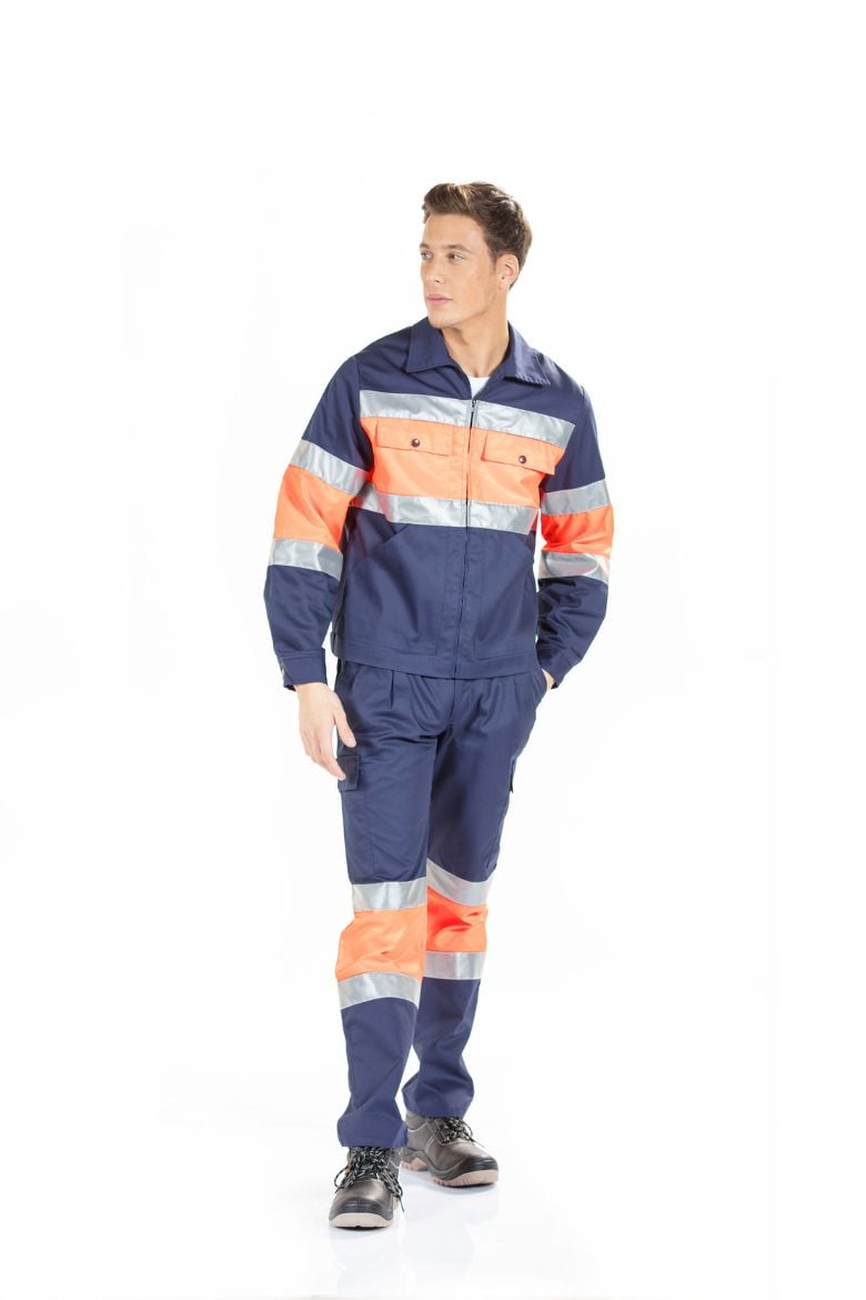 Trabalhador da Indústria vestido com um blusão para farda de trabalho fabricado pela Unifardas
