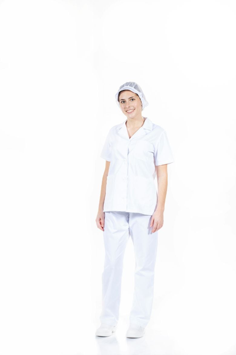 Senhora vestida com um casaco branco para uniforme de padaria fabricado pela Unifardas