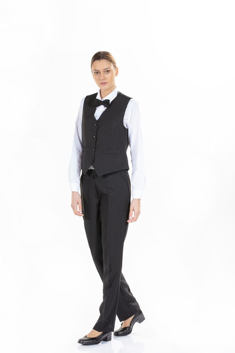 Senhora vestida com calça preta para uniforme feminino fabricada pela Unifardas