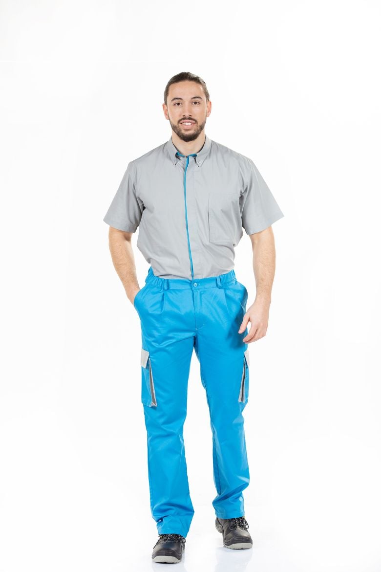 Trabalhador vestido com uma camisa de uniforme masculino fabricado pela Unifardas