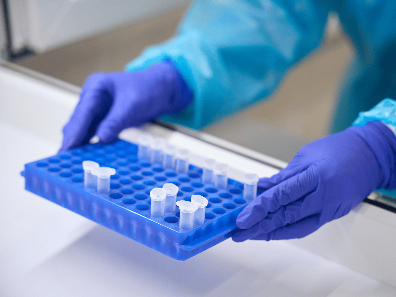 Cientista com um conjunto de amostras