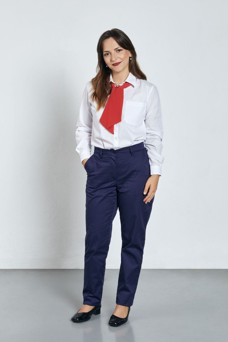 Mulher vestida com uma blusa branca e uma calça chino feminina azul marinha para uniforme profissional