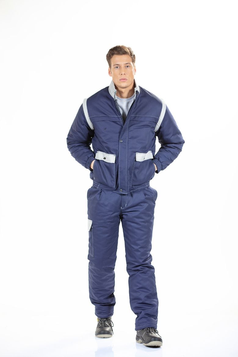 Trabalhador vestido com blusão de trabalho acolchoado para ser usado como Farda de Trabalho, fabricada pela Unifardas