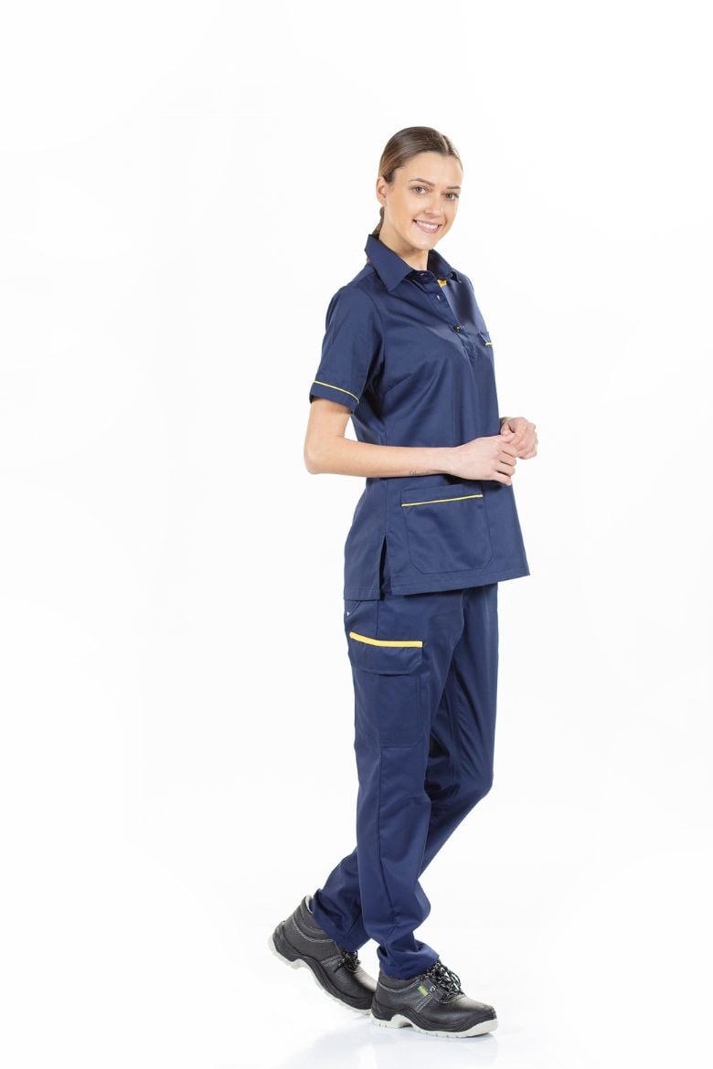 Trabalhadora vestida com uma calça feminina com bolso lateral desenvolvida pela Unifardas