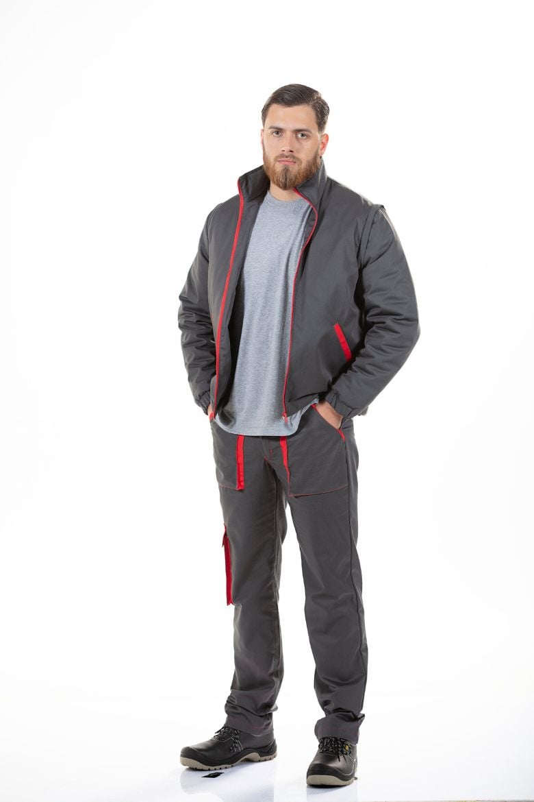 Homem vestido com calça para trabalhar masculina para farda de trabalho