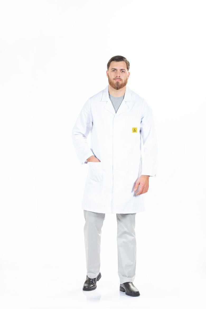 Homem vestido com uma bata antiestática branca para ser usada como peça de roupa de trabalho