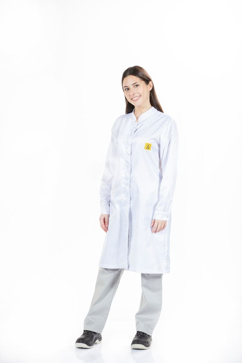 Trabalhadora da área da indústria vestida com uma Bata de Senhora Antiestática fabricada pela Unifardas