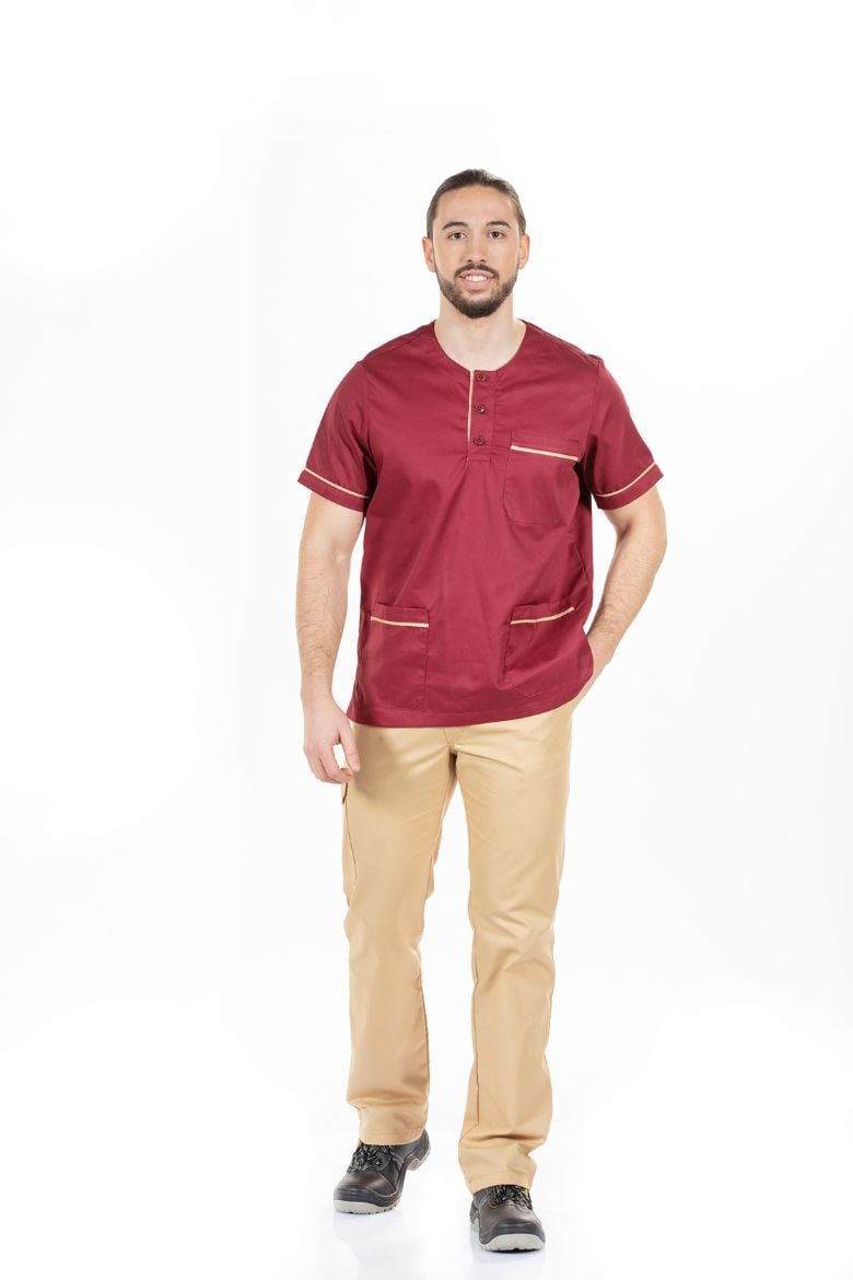 Homem vestido com túnica para uniforme de trabalho de cor vermelha fabricada pela Unifardas