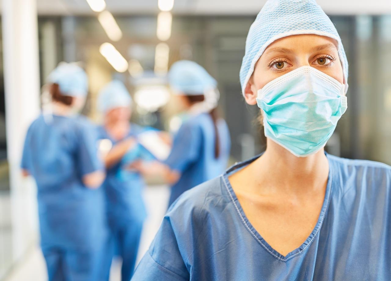 Pessoal médico a usar scrubs
