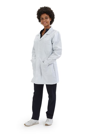 Profissional de saúde vestida com uma bata de médica branca para ser usada como Uniforme de saúde fabricada pela Unifardas