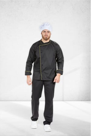 Cozinheiro vestido com uma jaleca preta, umas calças pretas e um chapéu de chef para ser usado como fardas para restauração