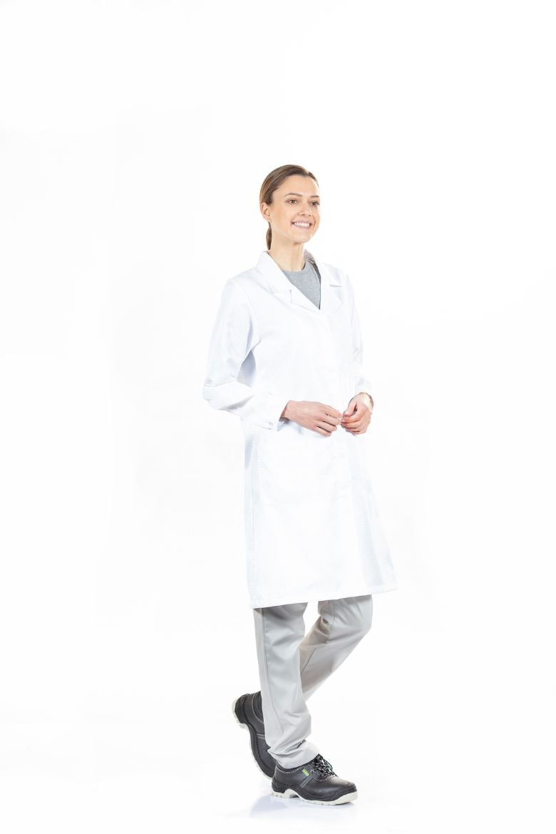 Senhora vestida com uma Bata Antiestática para indústria