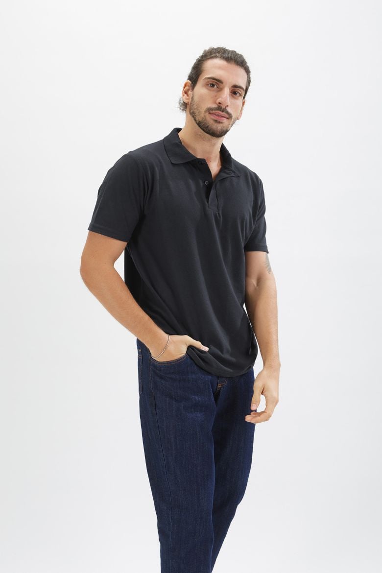 Homem vestido com um Polo Unissexo de Manga Curta de cor azul marinho para ser usada como peça de farda e uniforme fabricado pela Unifardas