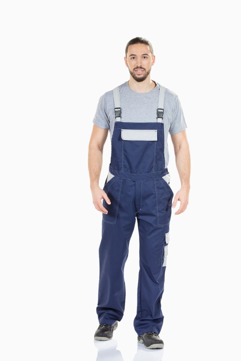 Trabalhador da área da indústria vestido com uma Jardineira Multibolsos fabricada pela Unifardas