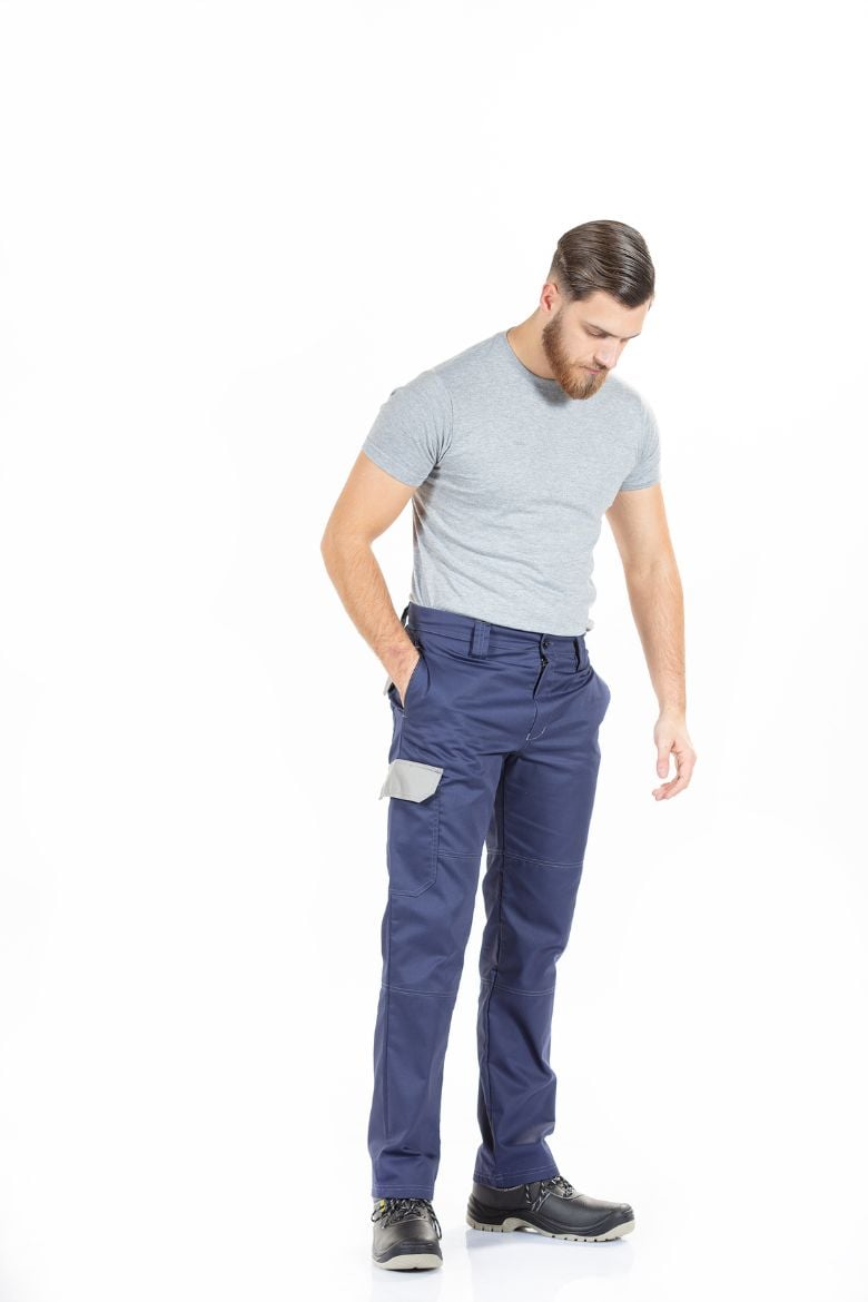 Trabalhador vestido com uma Calça para Trabalho Masculina com bolso lateral fabricada pela Unifardas