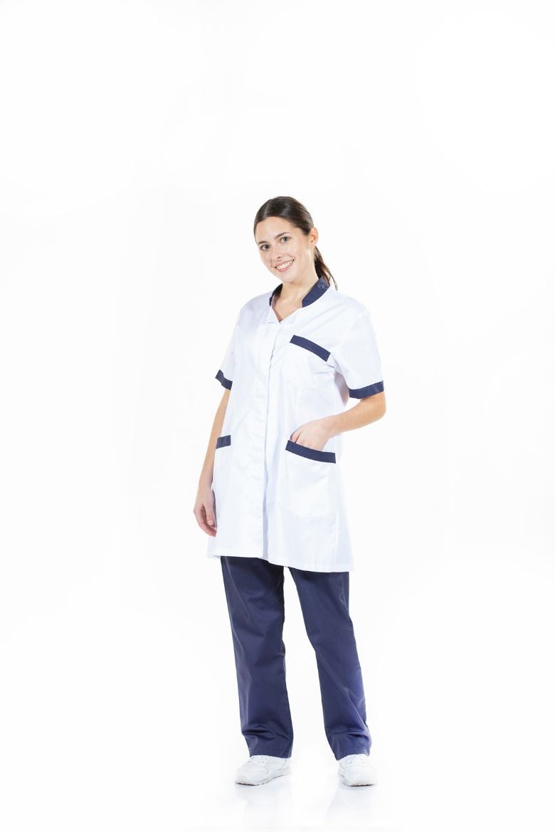 Senhora vestida com uma bata de estética de cor branca com contraste a azul para ser usada como uniforme profissional fabricada pela Unifardas