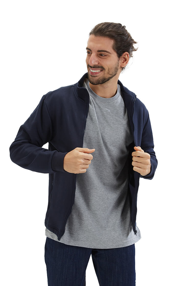 Homem vestido com um casaco polar masculino para roupa de trabalho