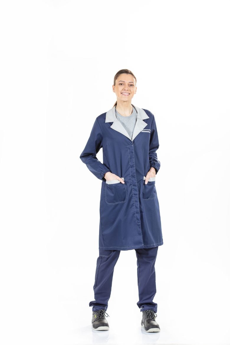 Lady wearing a work coat for industrial use manufactured by Unifardas