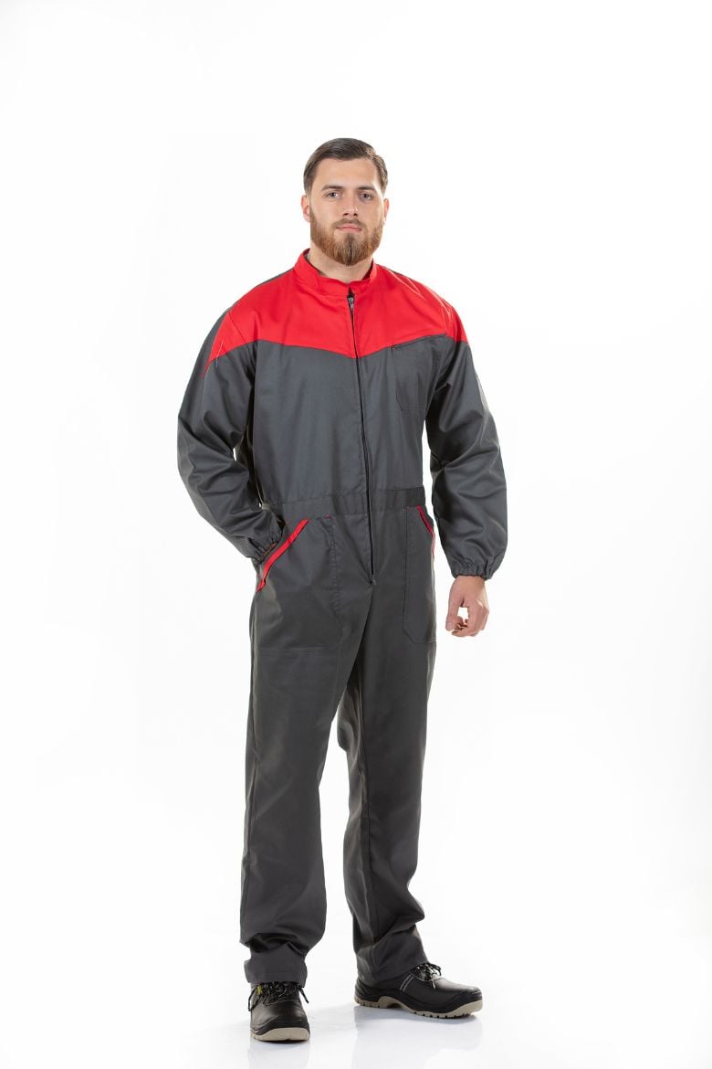 Trabalhador vestido com um fato macaco de trabalho fabricado pela Unifardas