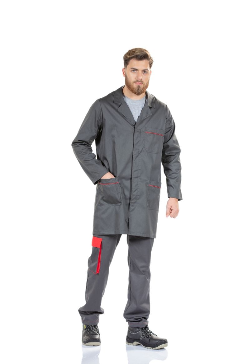 Trabalhador da área da indústria vestido com uma bata para farda de trabalho personalizada de cor cinzenta para ser usada como uniforme