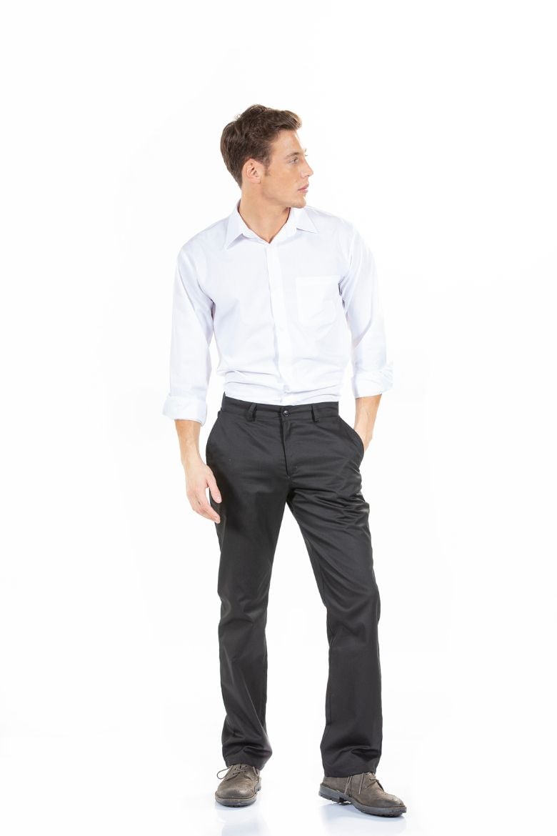 Trabalhador da área da hotelaria e restauração vestido com uma camisa branca de homem para uniforme de trabalho