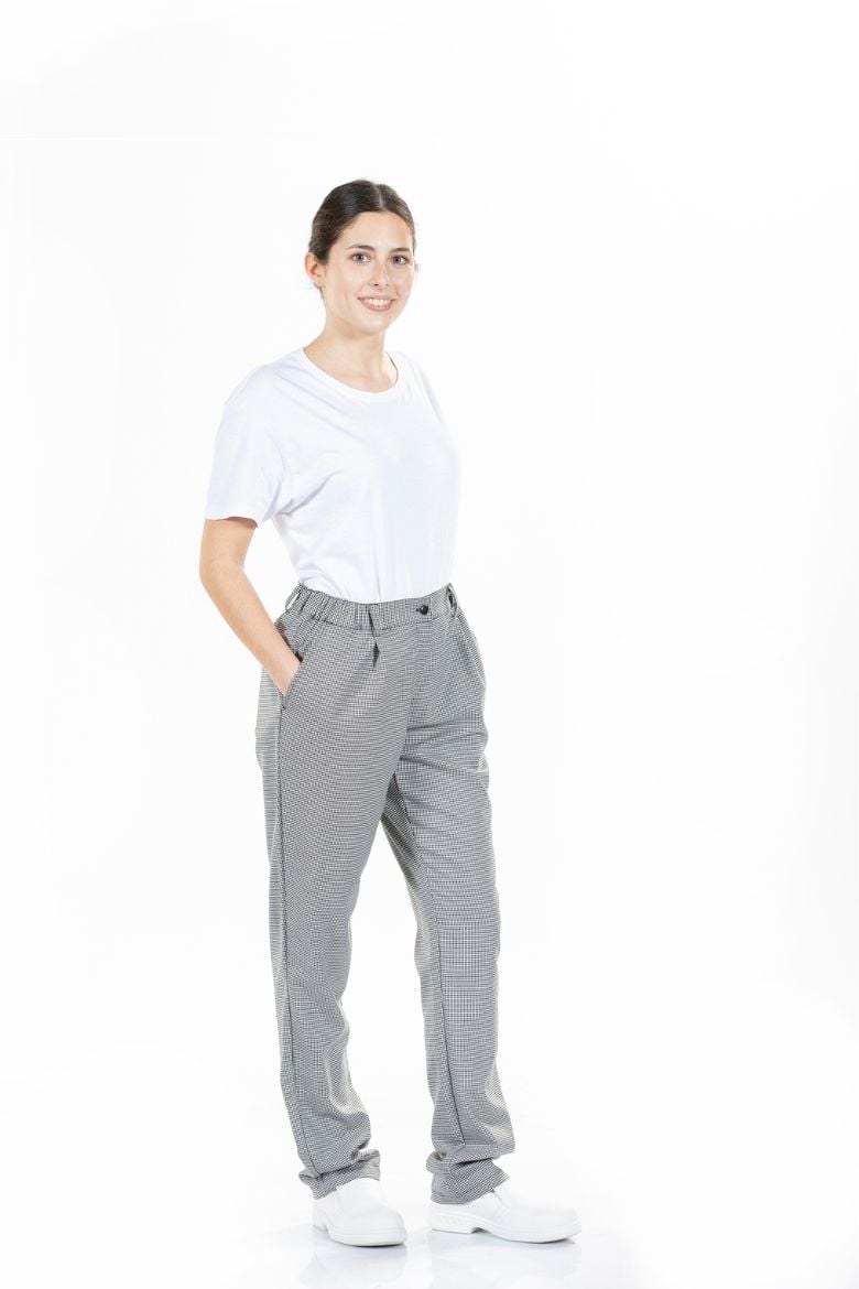 Senhora vestida com uma t-shirt branca e uma calça de cozinheiro ao xadrez desenvolvida pela Unifardas