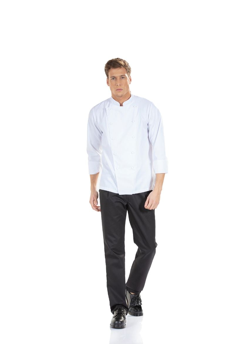 Cozinheiro vestido com uma Jaleca Branca de Manga Comprida de cor Branca e umas calças de cozinha pretas para serem usadas como Uniforme de Trabalho da Unifardas