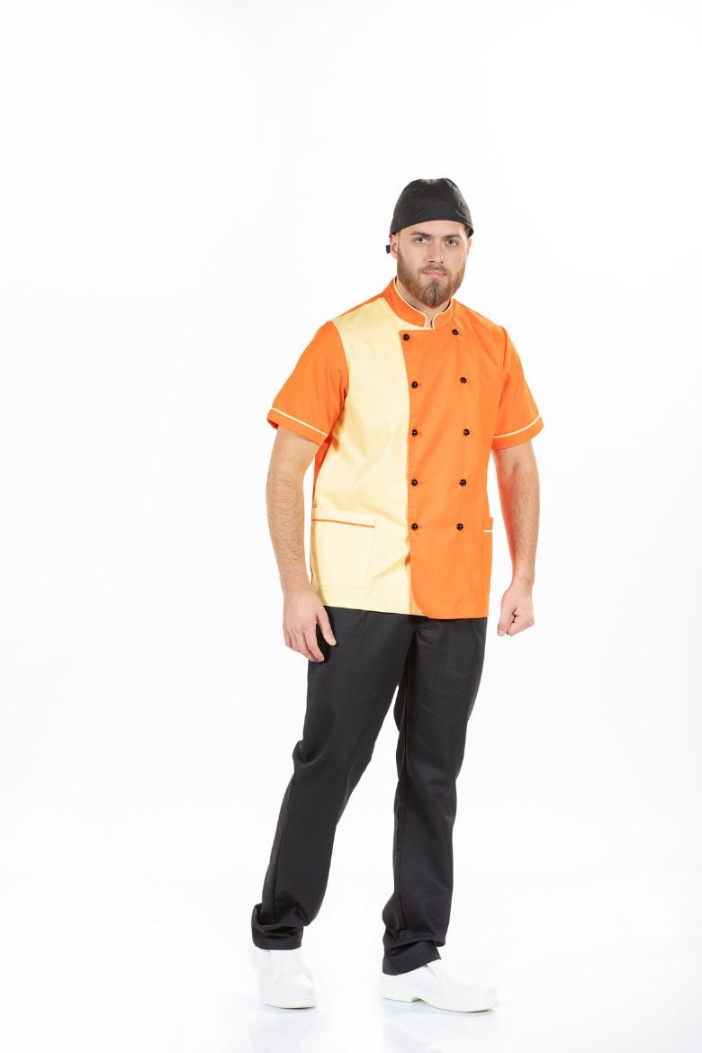 Chef de cozinha vestido com uma jaleca de cozinheiro da Unifardas