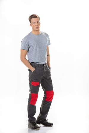Home vestido com uma t-shirt cinzenta e uma calça de mecânico para roupa de trabalho fabricada pela Unifardas