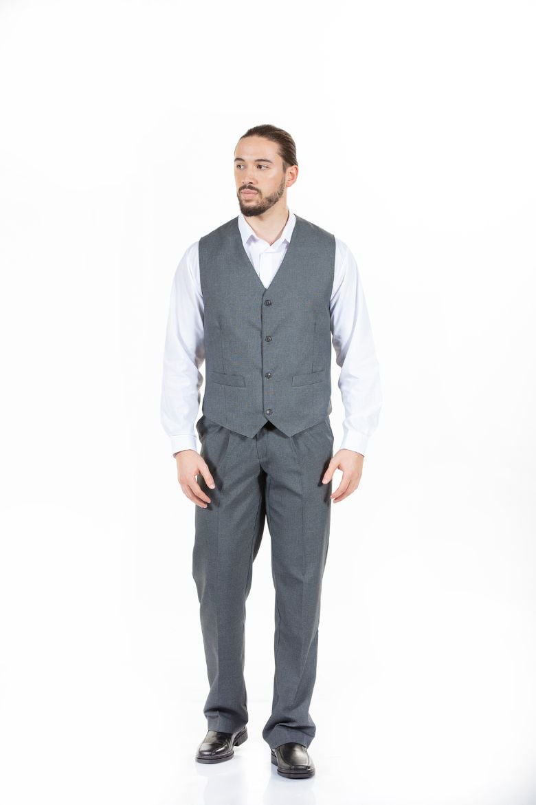 Trabalhador da Hotelaria e Restauração vestido com um colete masculino para trabalhar fabricado pela Unifardas