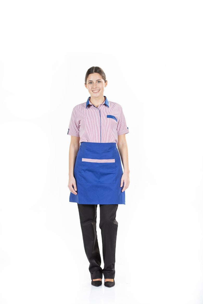 Senhora vestida com uma camisa para uniforme de trabalho para hotelaria e restauração