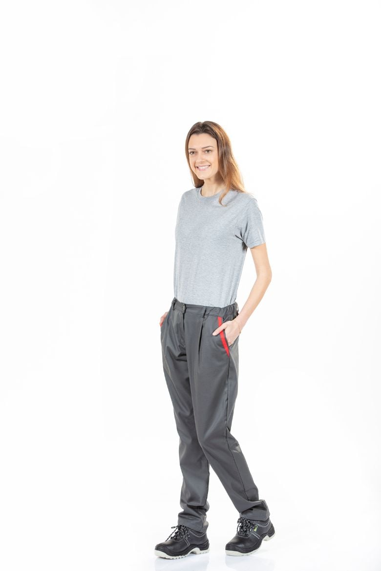 Trabalhadora da Indústria vestida com Calça em Sarja Feminina para Uniforme de Trabalho