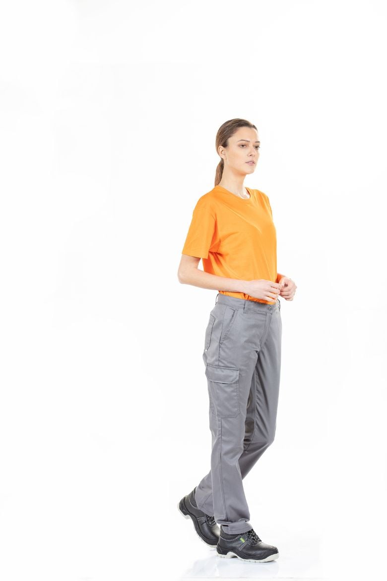 Trabalhadora vestida com uma calça para uniforme feminino cinzento fabricada pela Unifardas