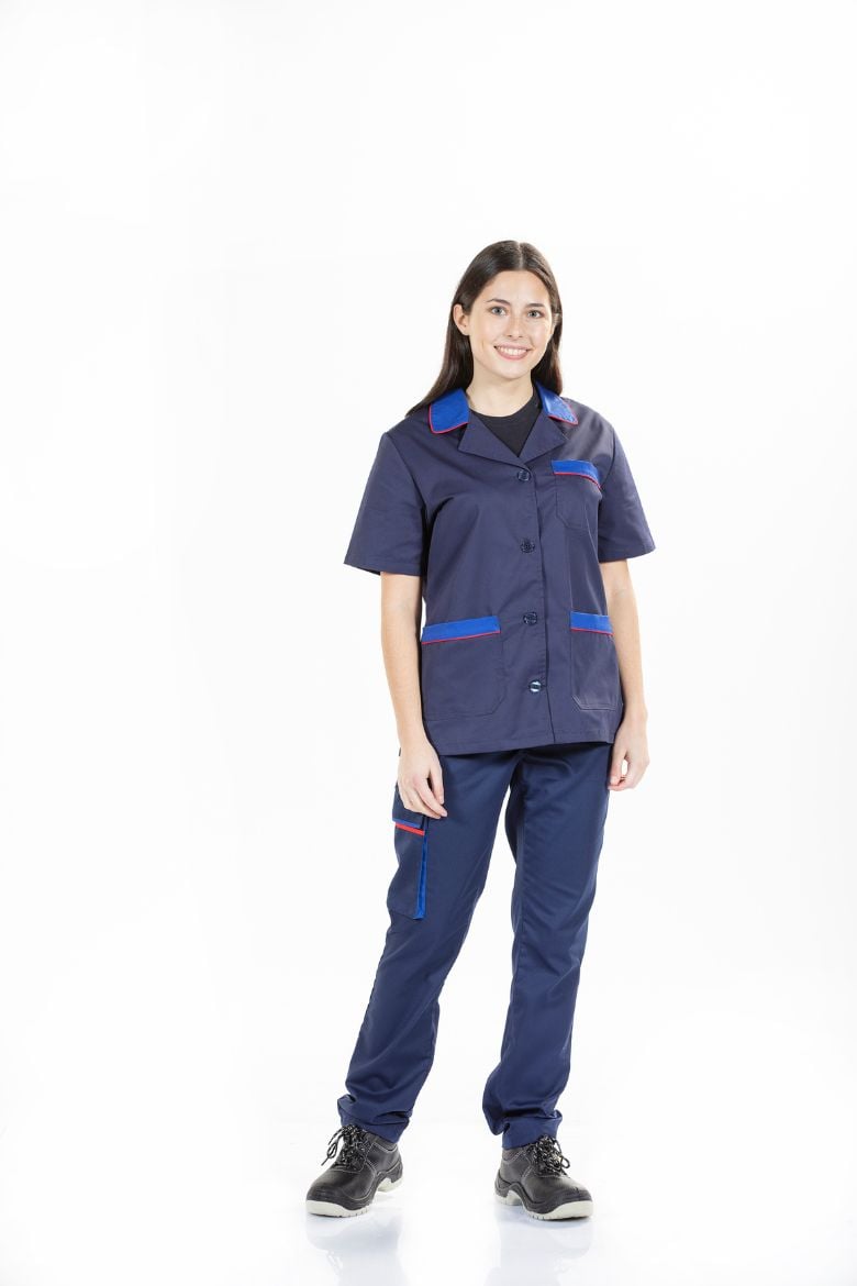Trabalhadora vestida com calça para trabalhar feminina para a área da indústria