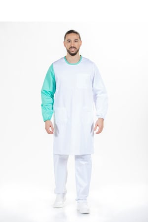 Doctor wearing a unisex medical gown made by Unifardas