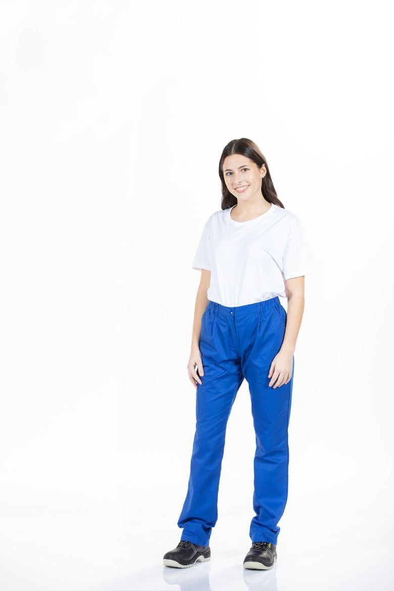 Senhora vestida com uma calça feminina confortável para trabalhar para a área da Indústria