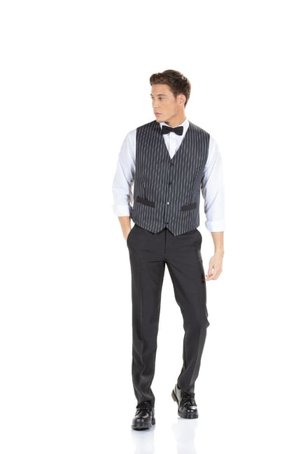 Homem com colete preto para uniforme profissional da Unifardas