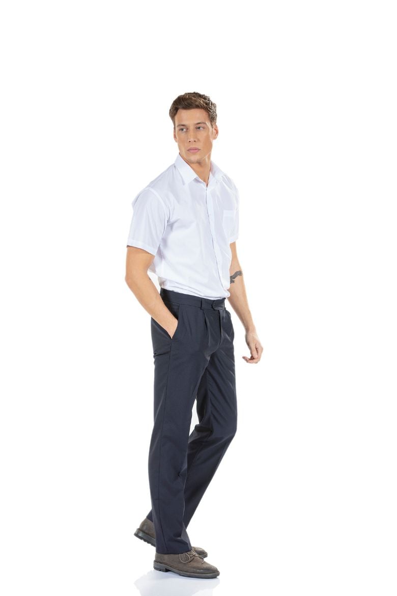 Homem vestido com uma camisa branca de manga curta para ser usada como Uniforme Profissional