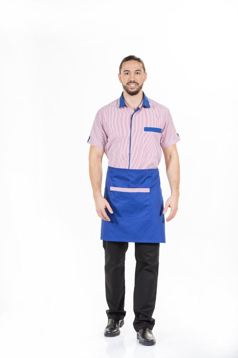 Trabalhador da área da restauração vestido com uma camisa para restauração às riscas