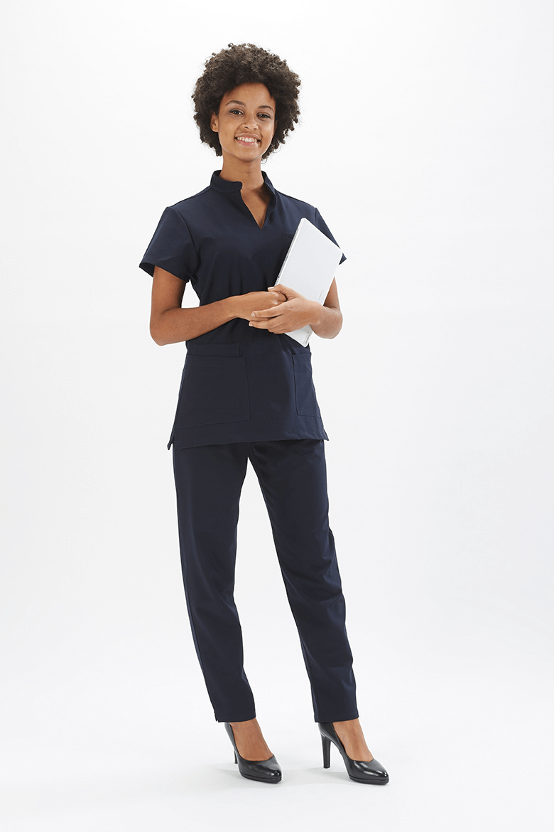 Profissional de saúde vestida com uma túnica para medicina dentária fabricada pela Unifardas