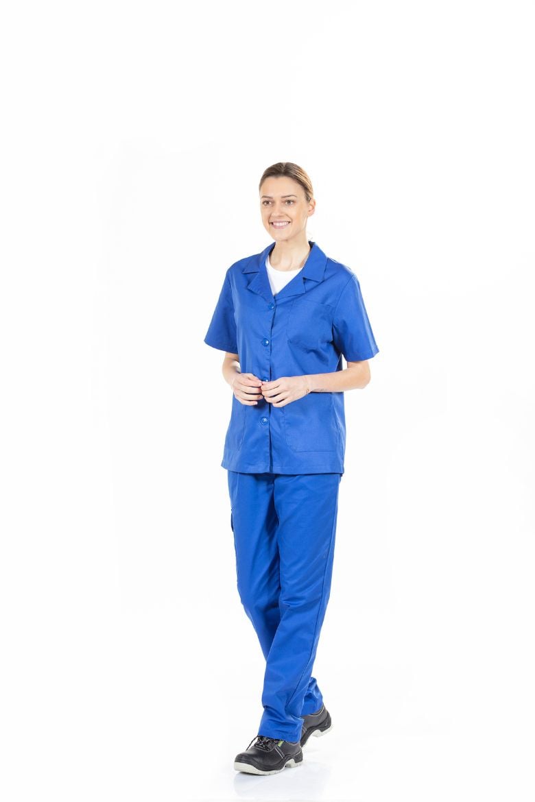 Senhora vestida com um casaco para roupa de trabalho de cor azul fabricado pela Unifardas