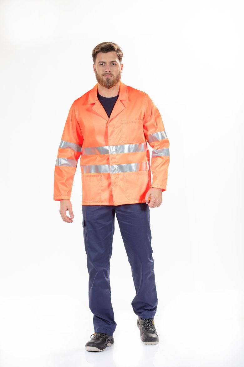 Trabalhador da área da indústria vestido com um casaco de trabalho de alta visibilidade fabricado pela Unifardas