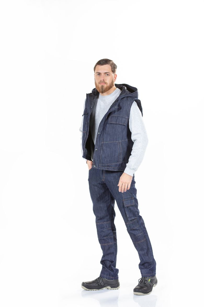 Homem vestido com um colete de ganga para ser usado como Uniforme de Trabalho fabricado pela Unifardas