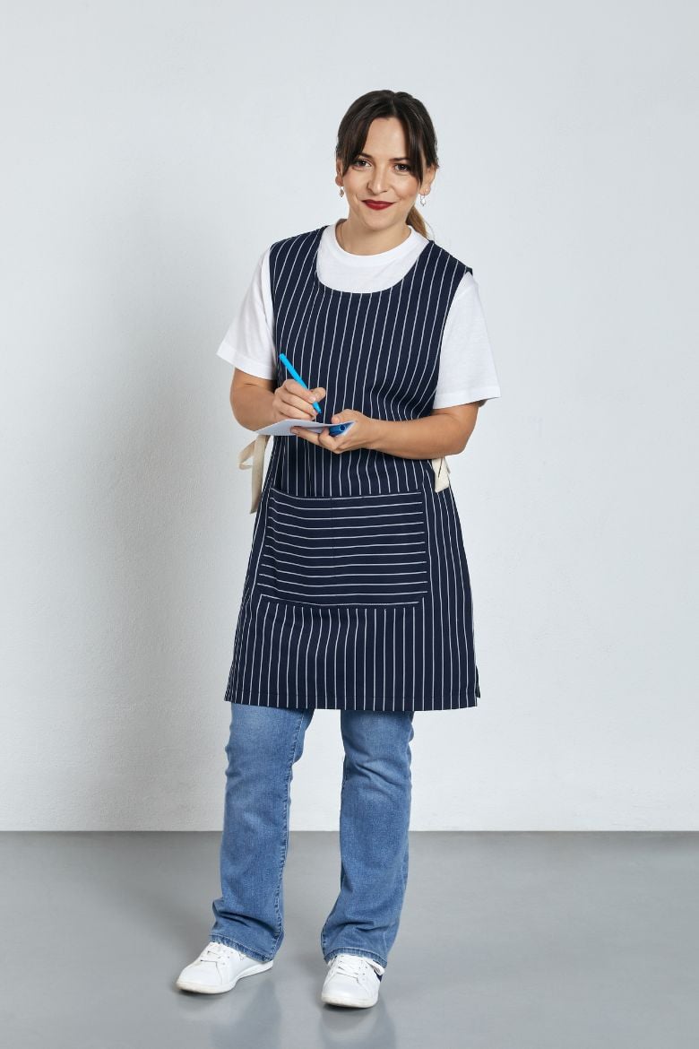Senhora vestida com uma bata avental para uniforme feminino fabricado pela Unifardas
