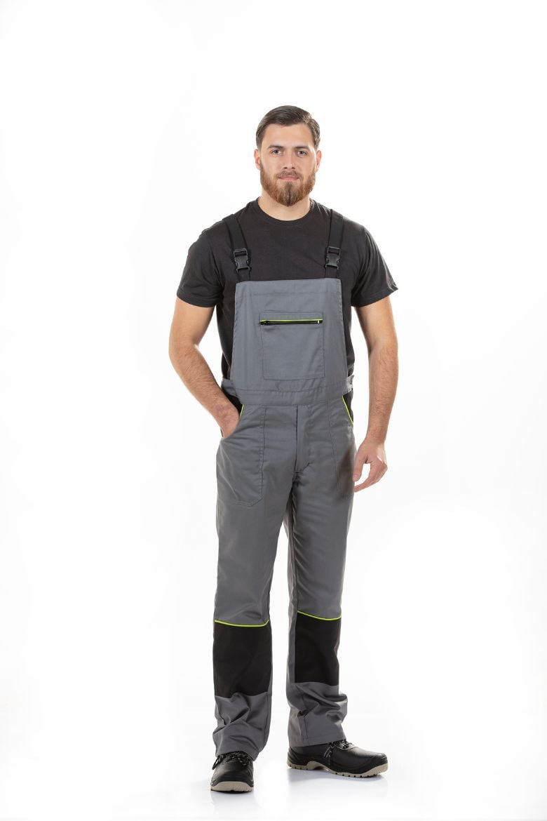 Trabalhador vestido com uma Jardineira de Sarja fabricada pela Unifardas
