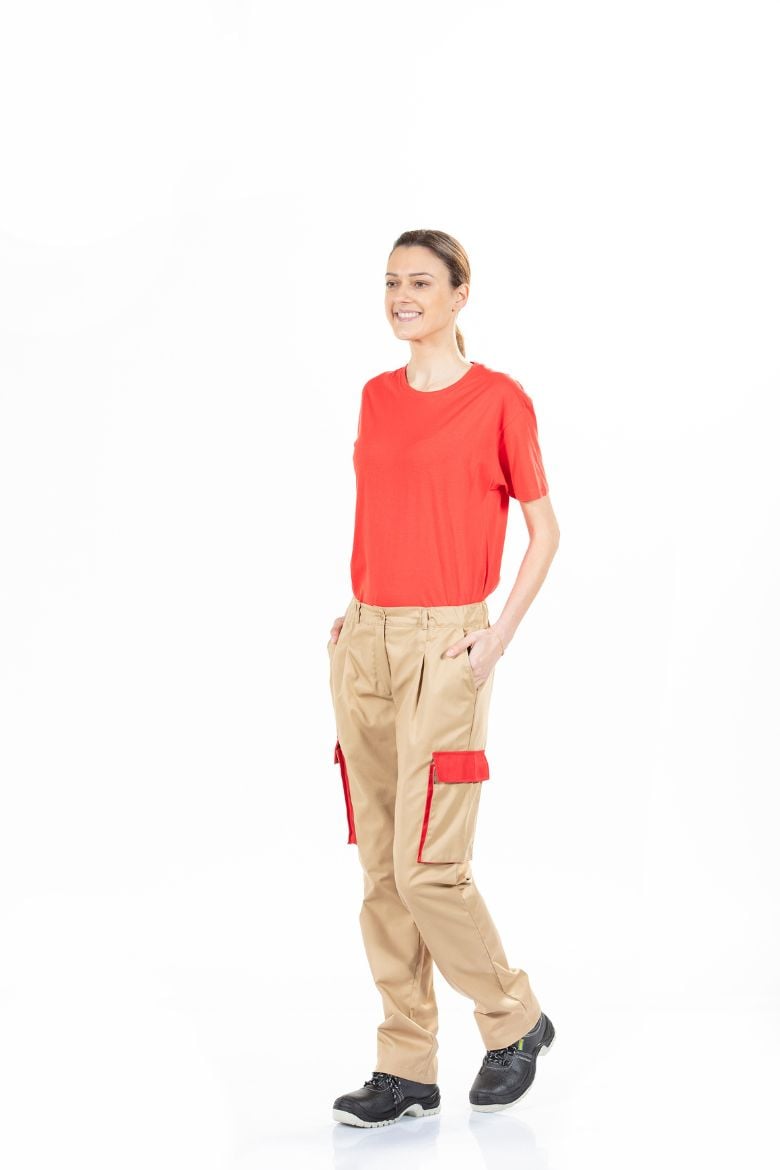 Senhora Vestida com uma calça de trabalho feminina para farda de trabalho