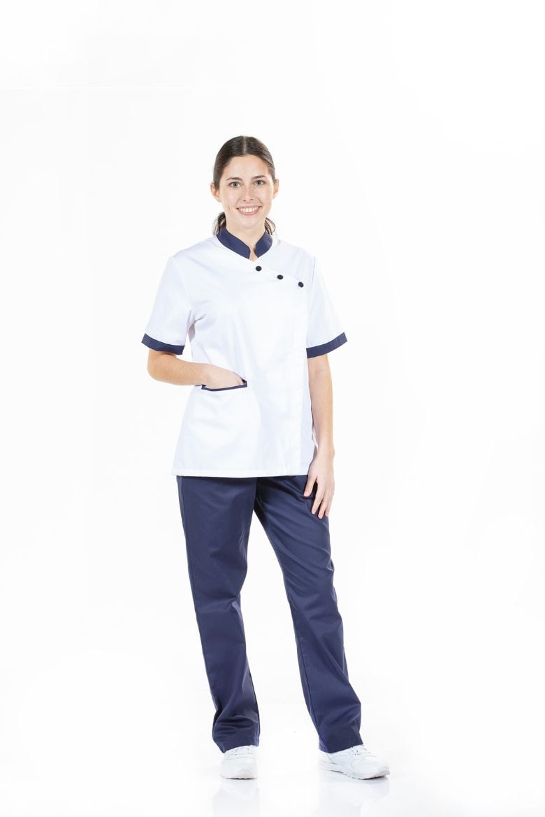 Senhora vestida com um casaco para uniforme de trabalho branco com contraste em azul fabricado pela Unifardas para ser usado na área da Estética