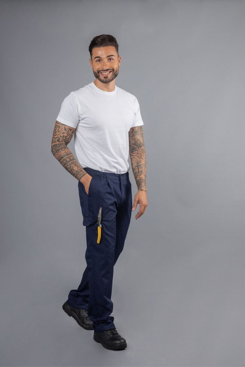 Trabalhador da área da Indústria vestido com uma t-shirt Branca e umas calças multibolsos para farda de trabalho fabricada pela Unifardas