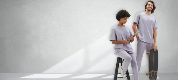 Dois profissionais de saúde vestidos com um Vestuário Sustentável fabricado pela Unifardas