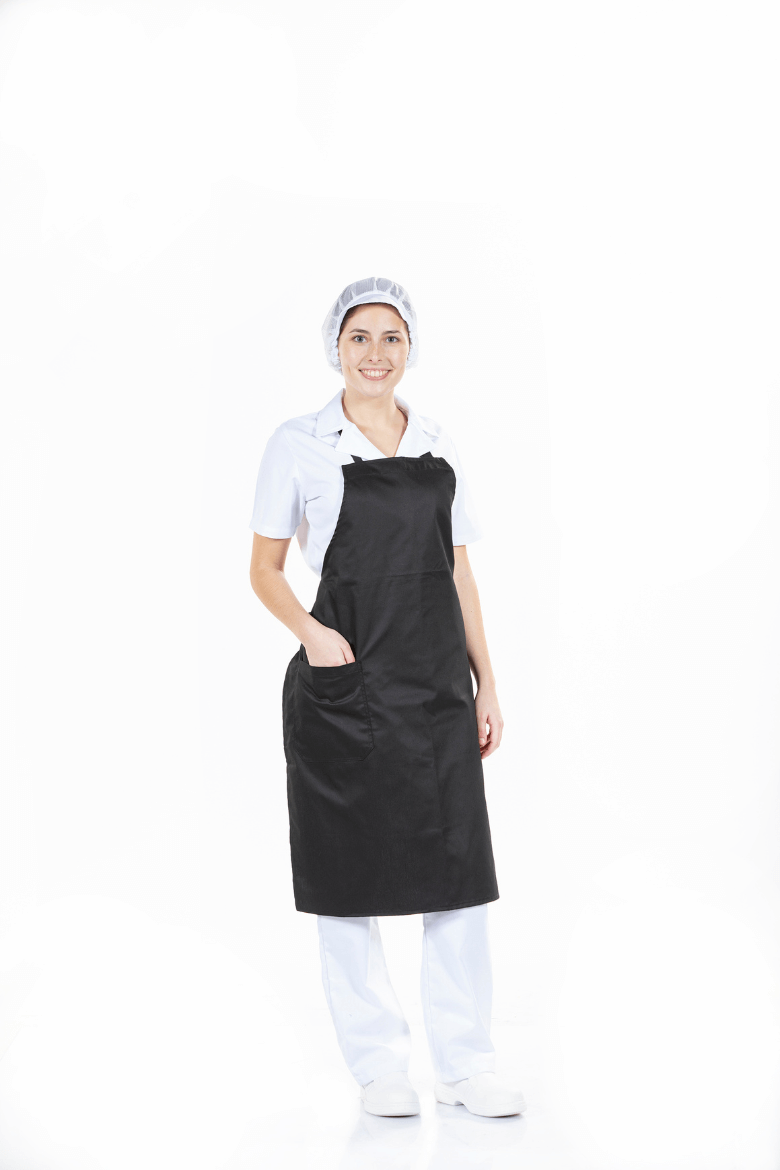 Senhora a usar uma touca de rede para cabelo para ser usada como uniforme profissional